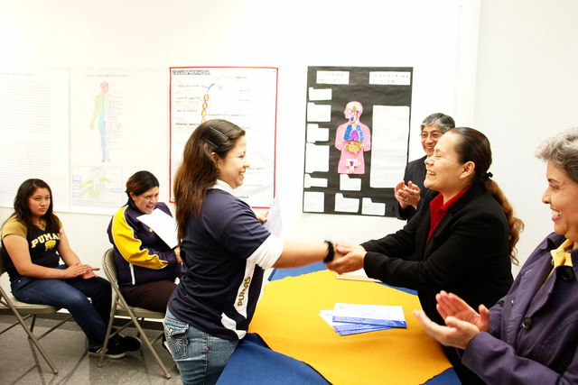 Autoridad  UNAM entrega Reconocimiento a Dra. en Medicina